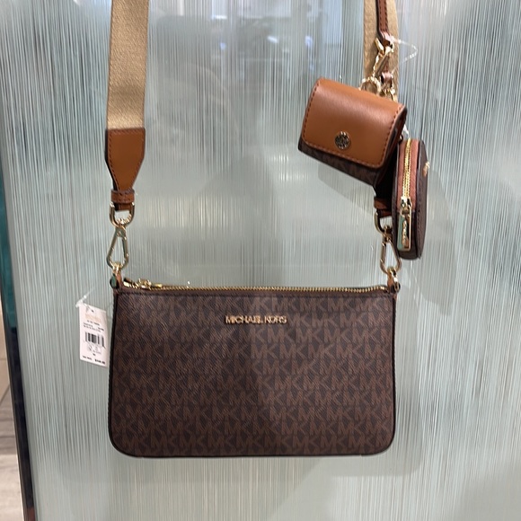 MICHAEL KORS
Jet Set Logo Crossbody Bag with Case for Apple Airpods Pro®
Brown - Picture 4 of 16